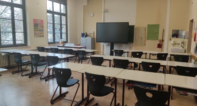 Klassenzimmer mit Display